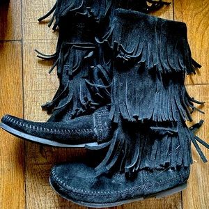 Minnetonka black fringe boots size 7